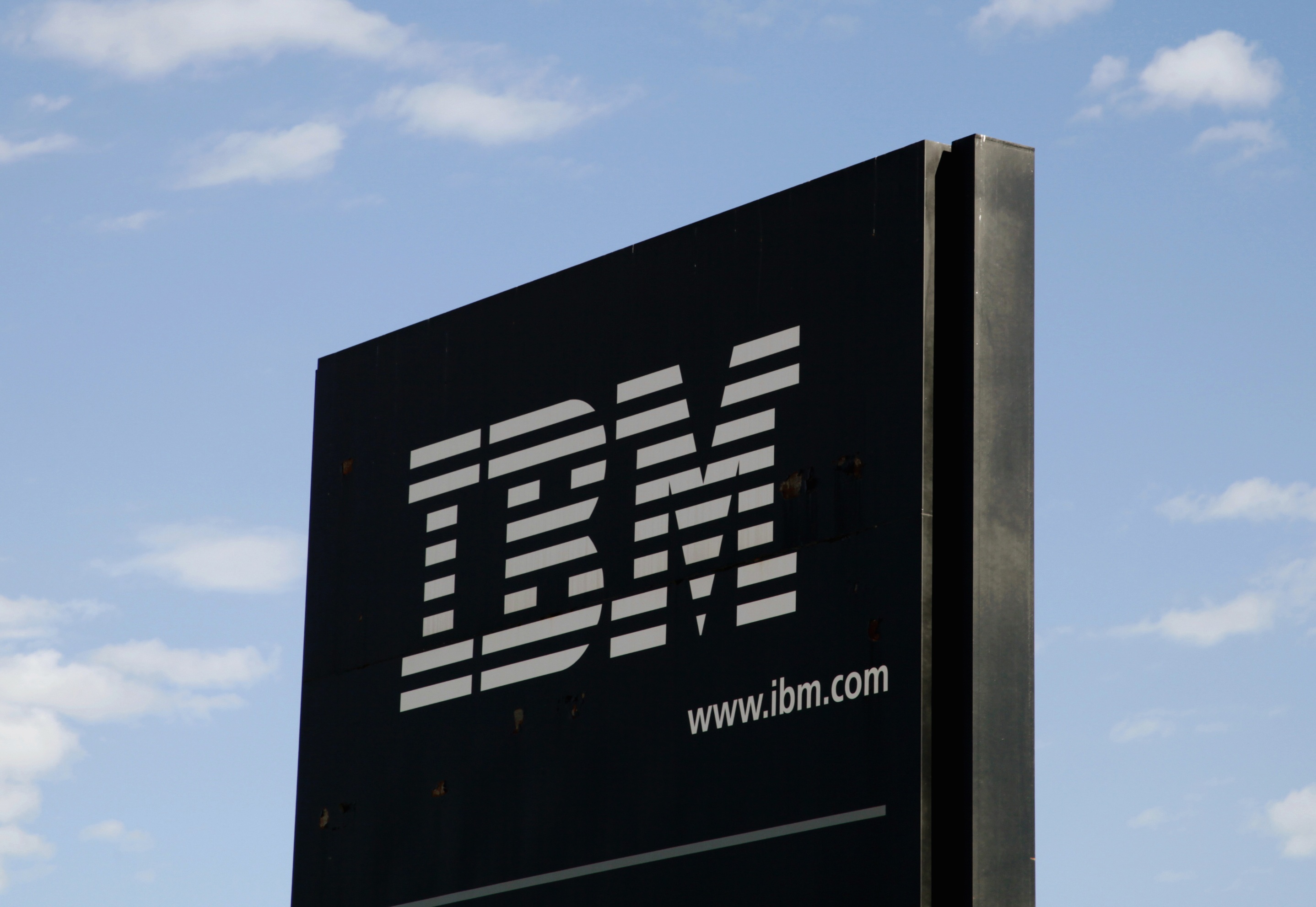IBM (IBM) ухудшил финансовые показатели