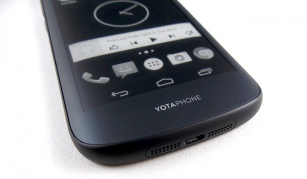 Московских чиновников переведут с iPhone на YotaPhone 2